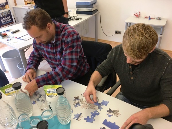 Vertauschte Welt: Fotopuzzle statt Klassenzimmer