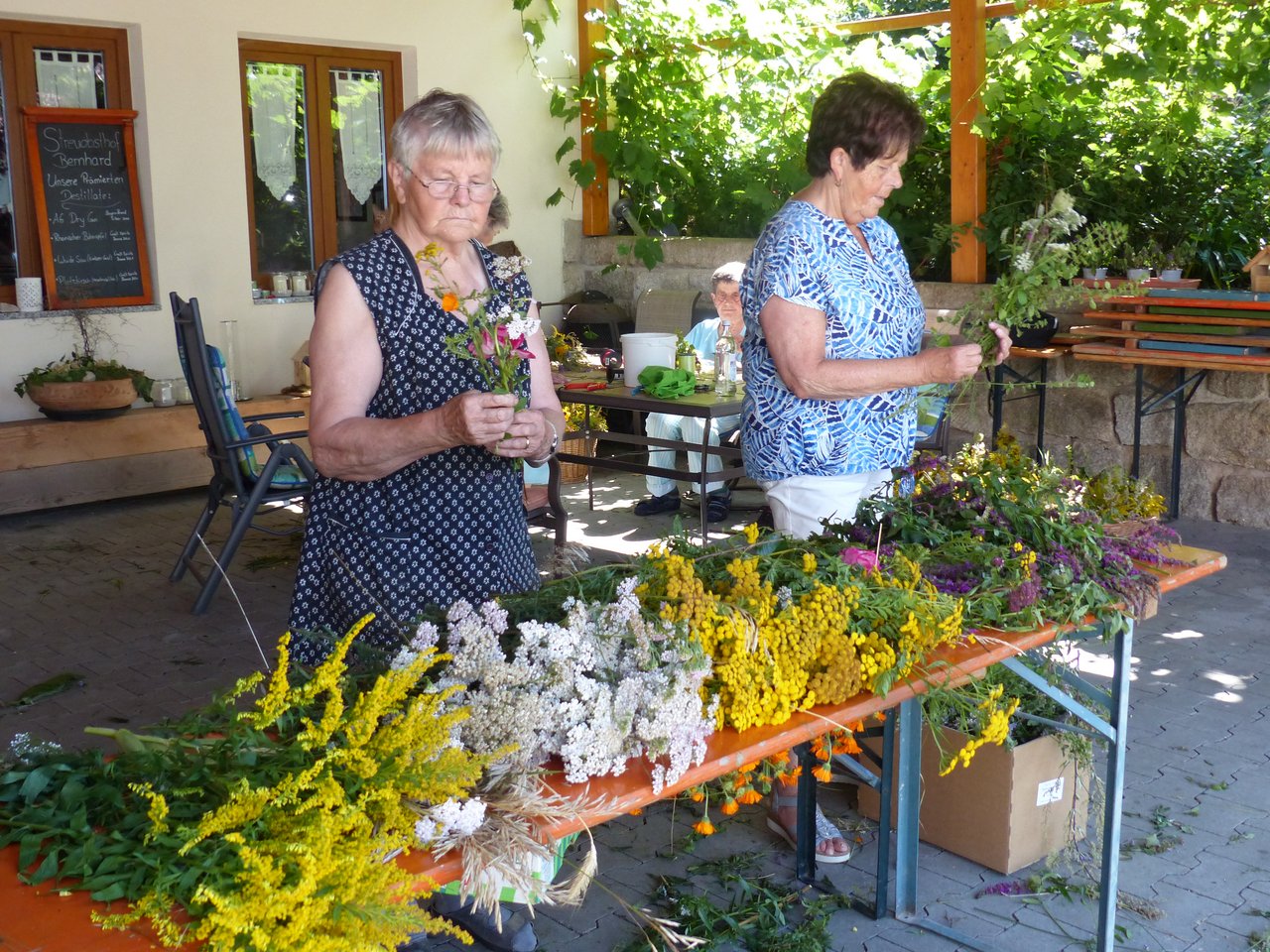 70 duftende Kräuterbuschen für den guten Zweck