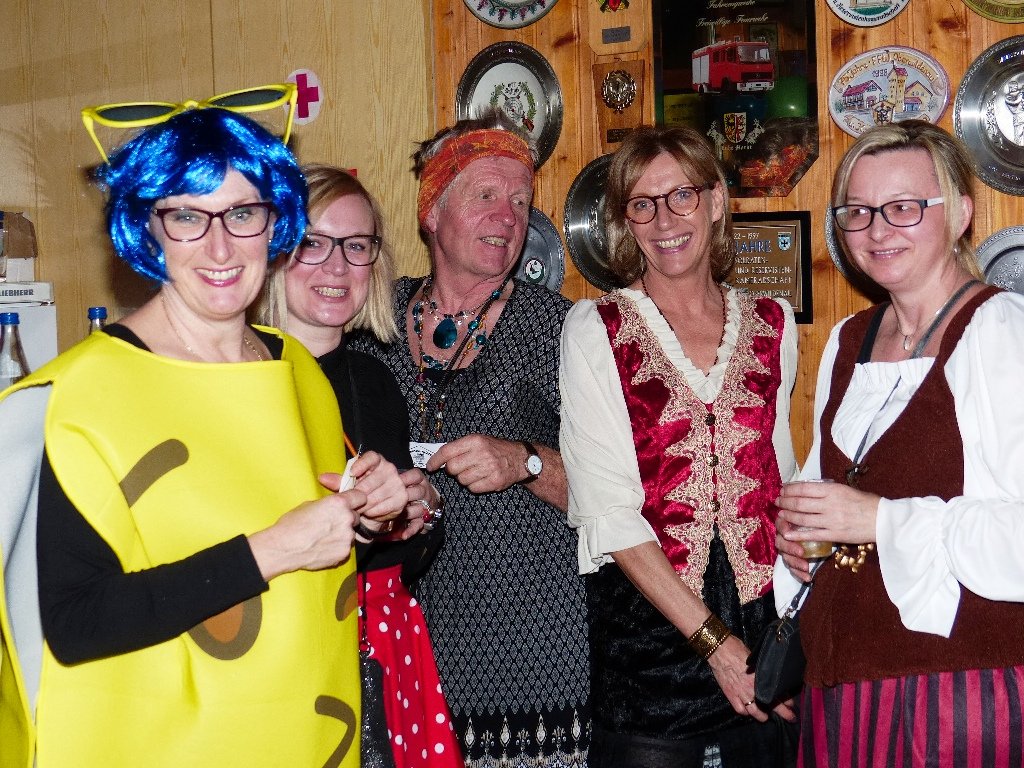 Volles Haus beim Frauenfasching der Luhe Schützen