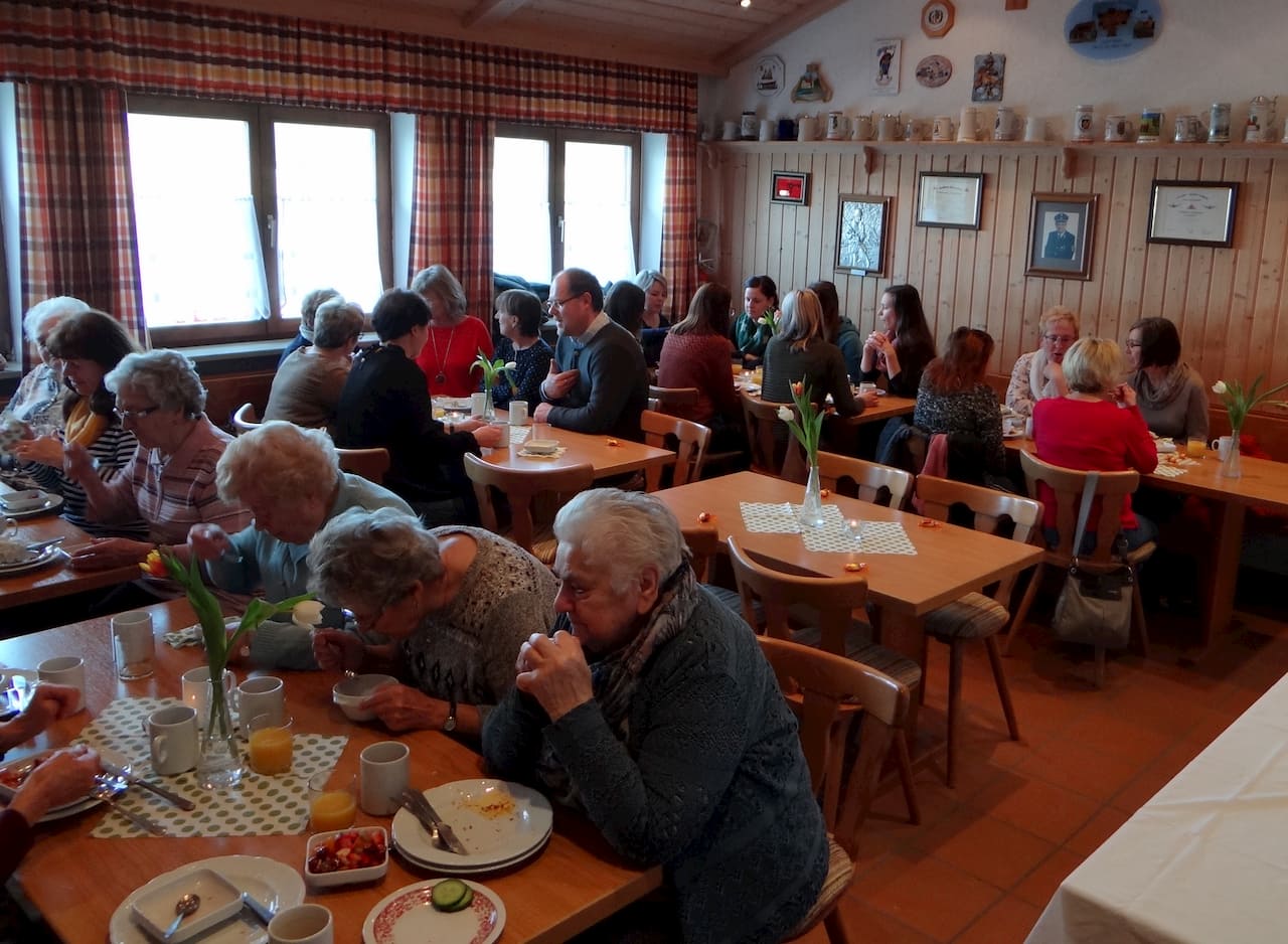 Frauen lassen sich beim Frauenfrühstück verwöhnen