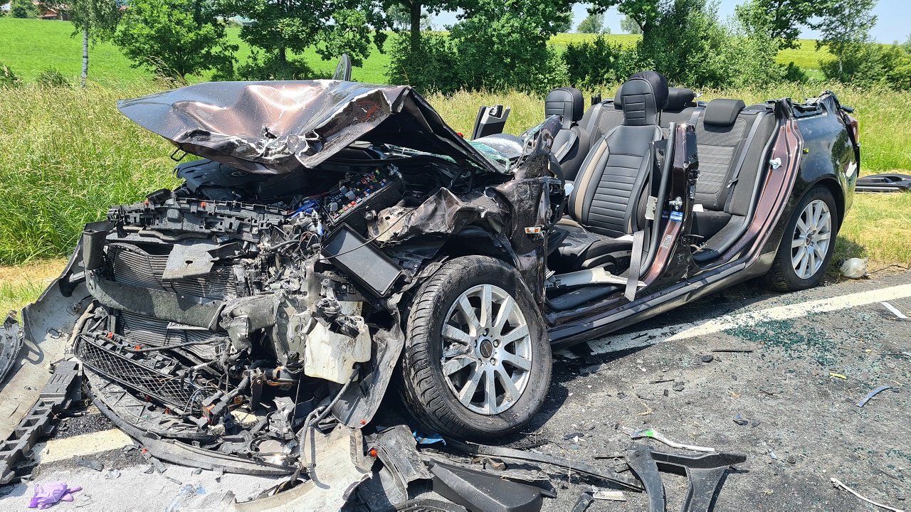 Schwerverletzte nach Frontalzusammenstoß auf B299