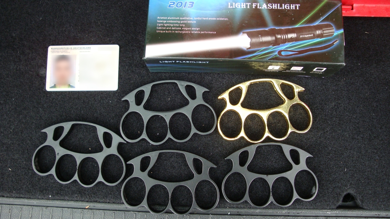 Waffen in der Dachbox geschmuggelt
