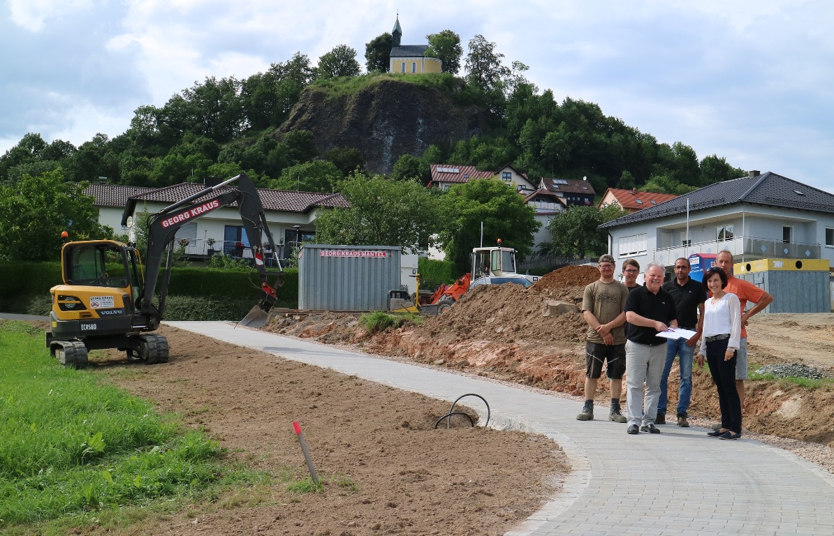 Parkstein um einen Fußweg reicher