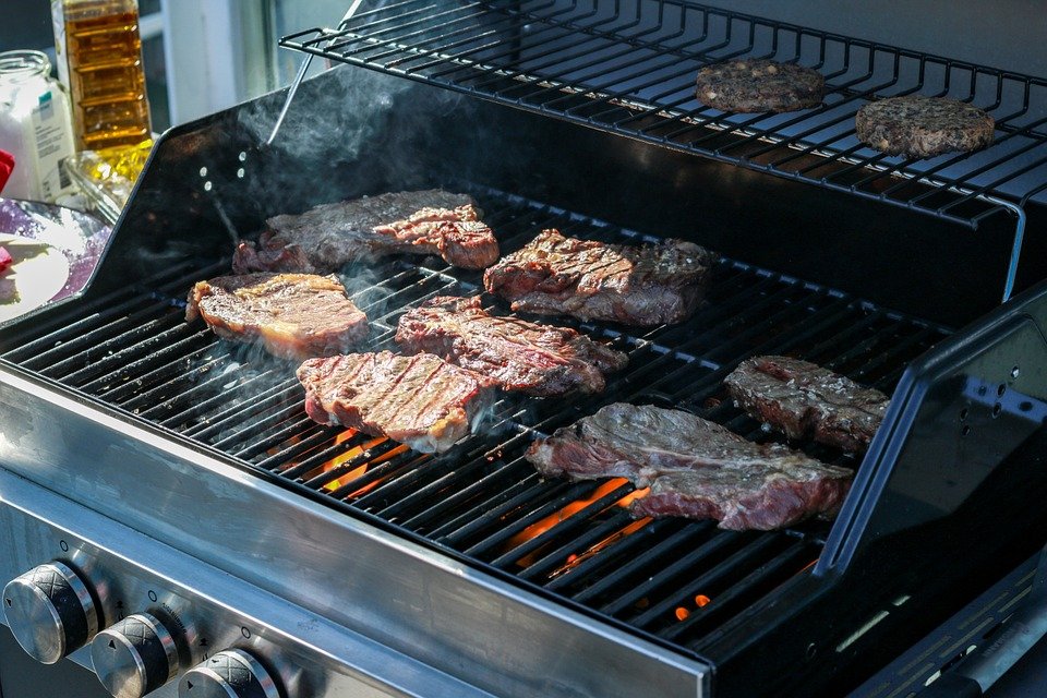 Gasgrill geht in Flammen auf