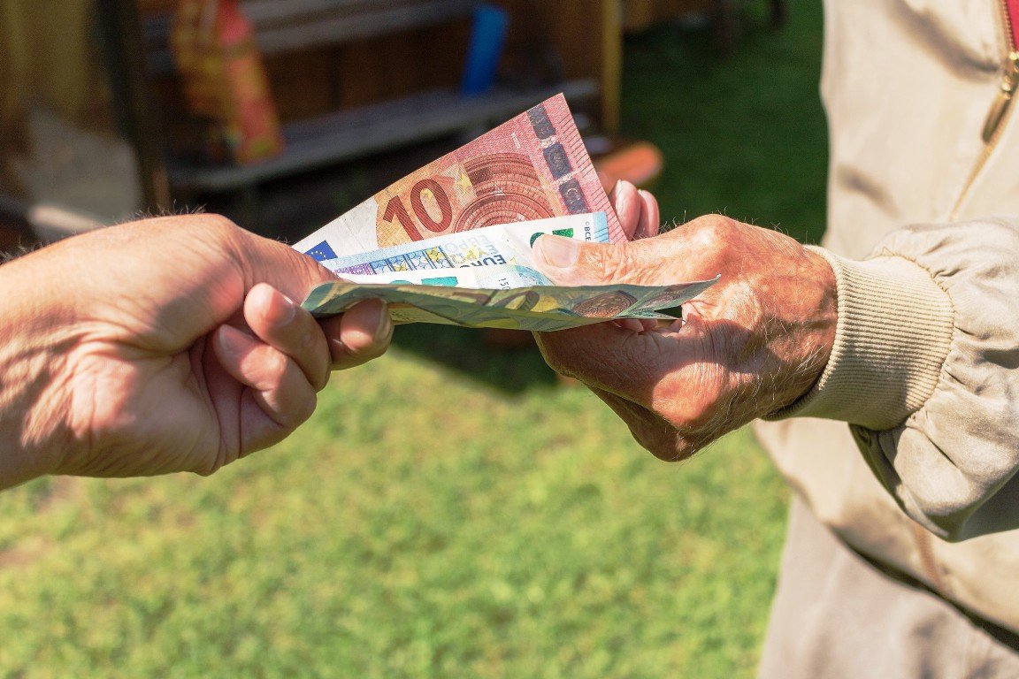 Dreister Trickbetrüger bringt Rentner um tausende Euro