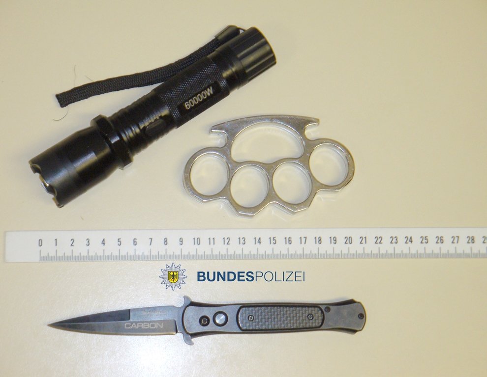 Männer-Handtasche und Aktenkoffer: Polizei entlarvt Schmuggler