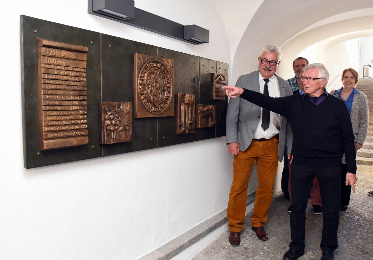 Bronzereliefs kommen in der Neuzeit an