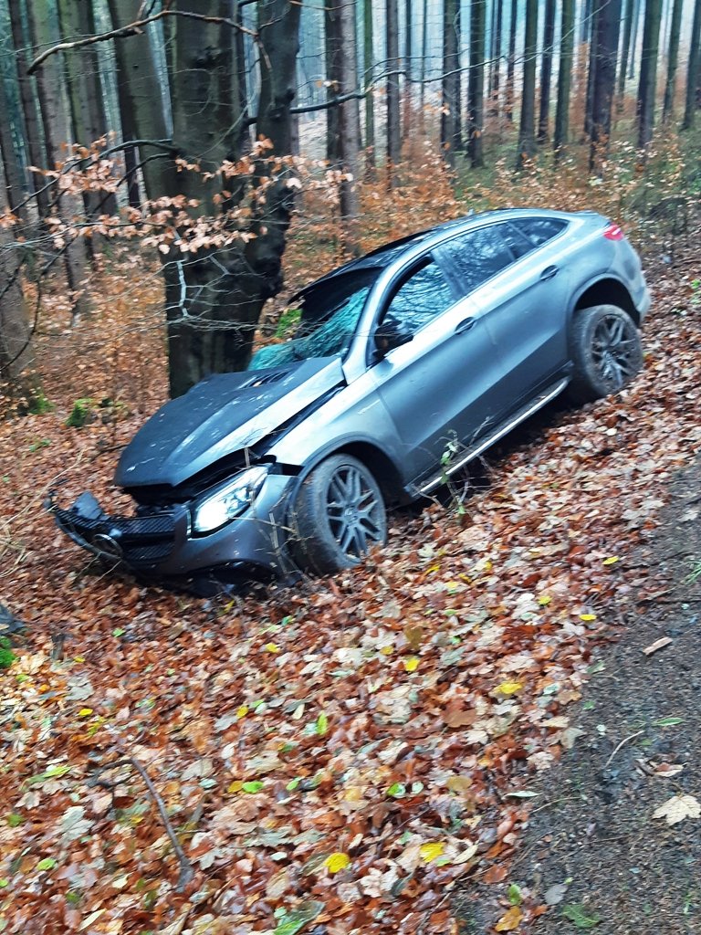 Spektakuläre Verfolgung: Autodieb (18) fährt Mercedes AMG gegen Baum