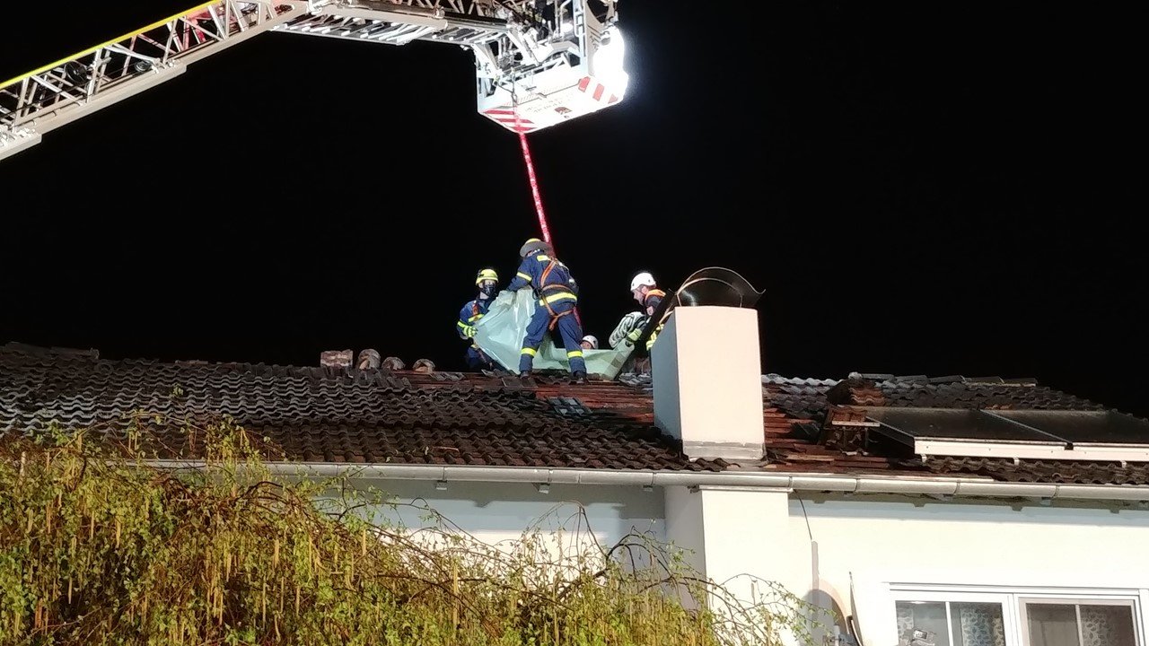 Blitz schlägt in Hausdach ein