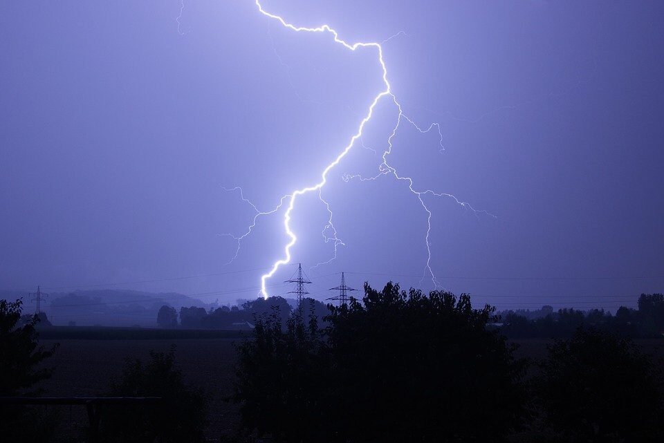 Blitz schlägt in zwei Häuser ein