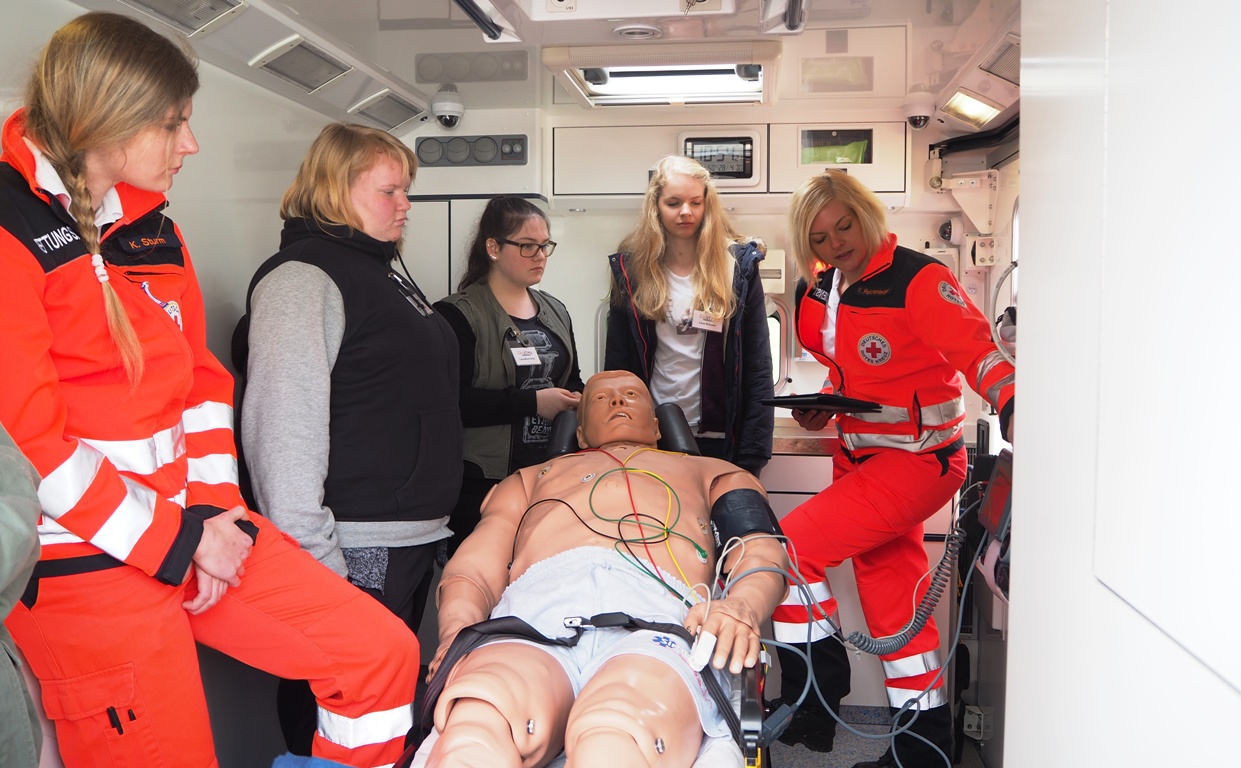 Girls erkunden Rettungsdienst