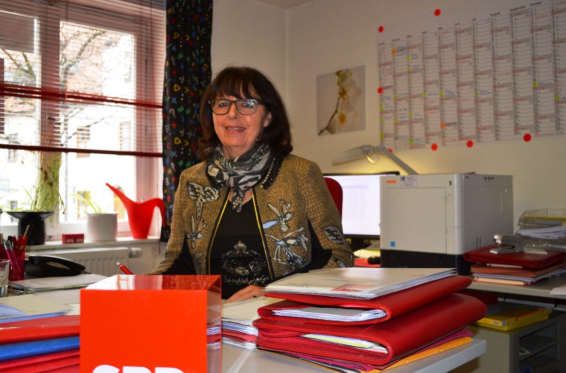 Die Steuerfrau geht von Bord