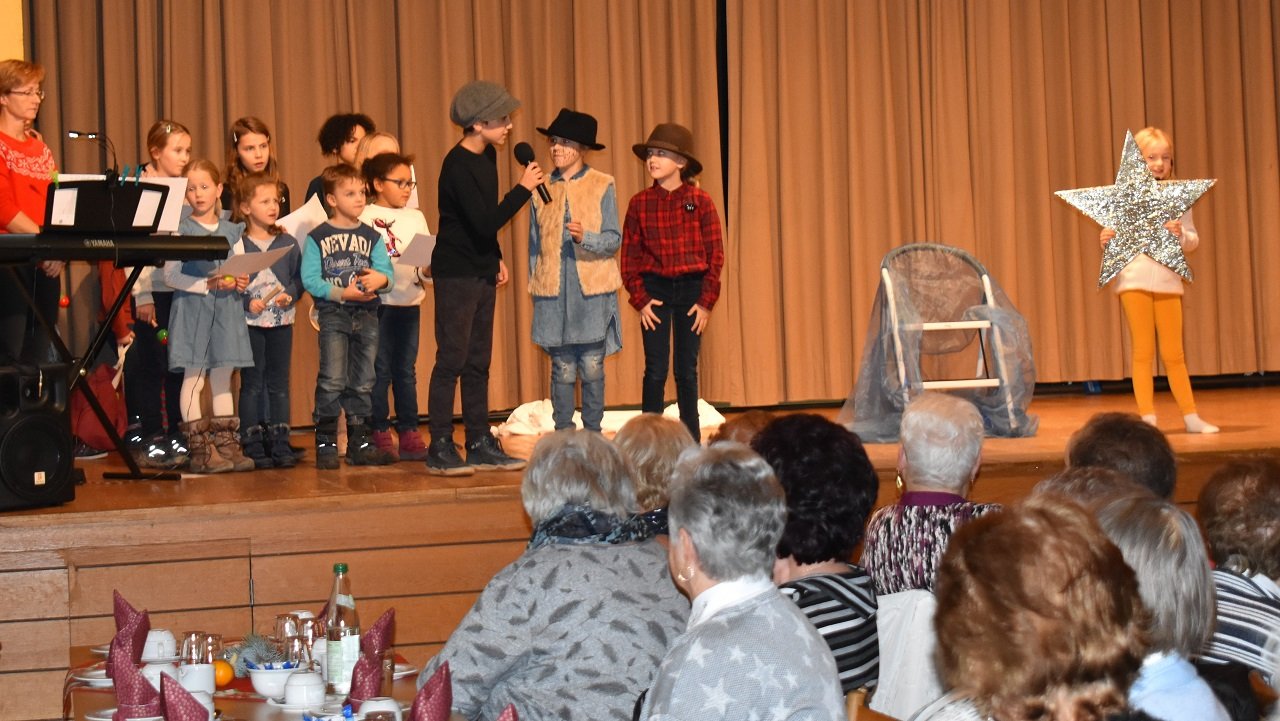 Kinder bringen Weihnachtsstern groß raus