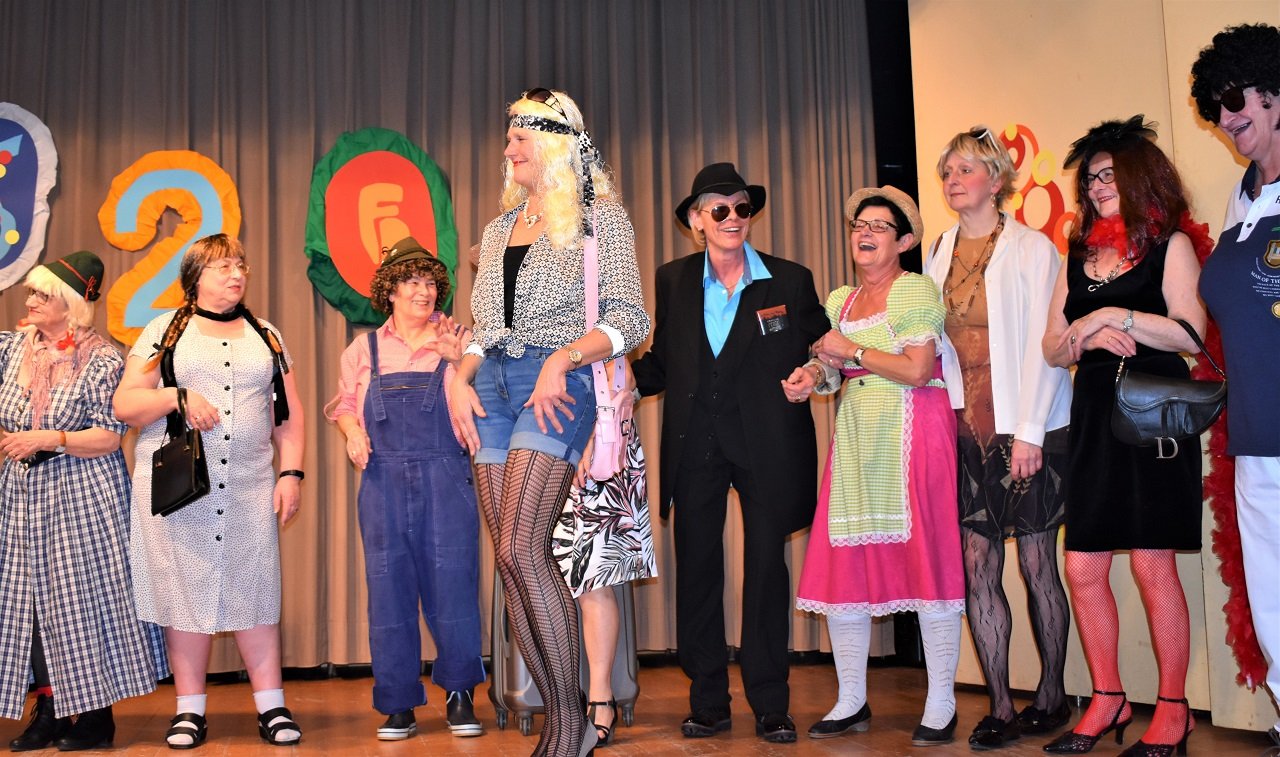 Frauensuchende Bauern treffen auf närrisches Volk