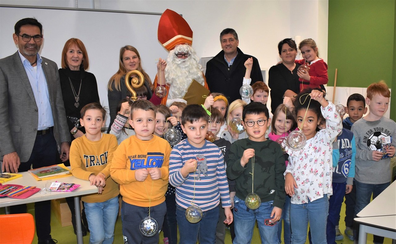 Große Kugeln schmücken Nikolaushaus