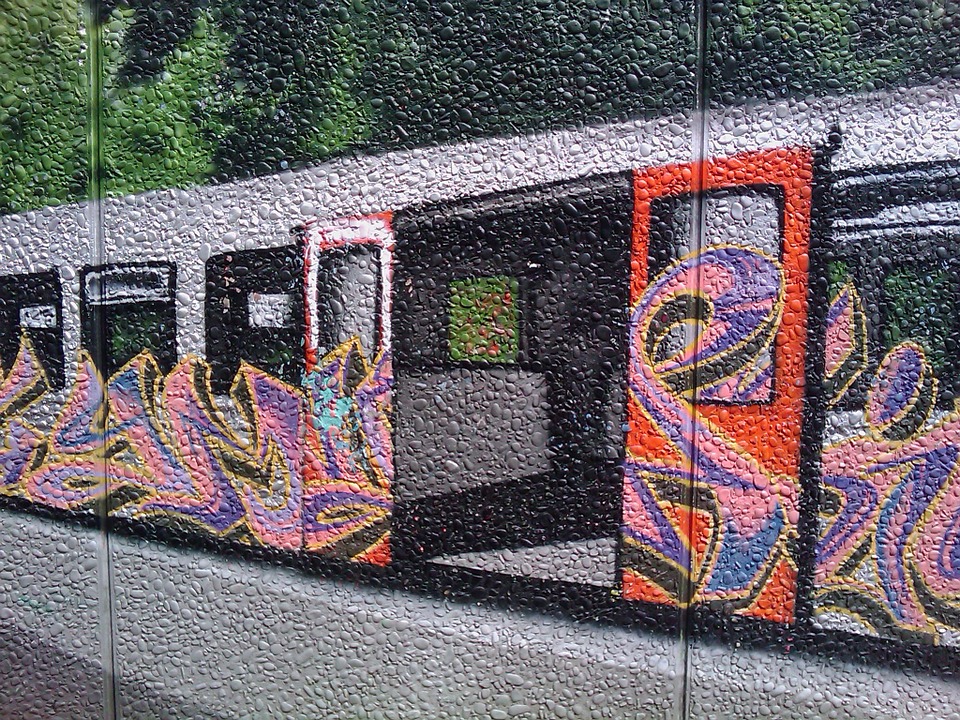Graffiti-Schmierereien auf Waggon