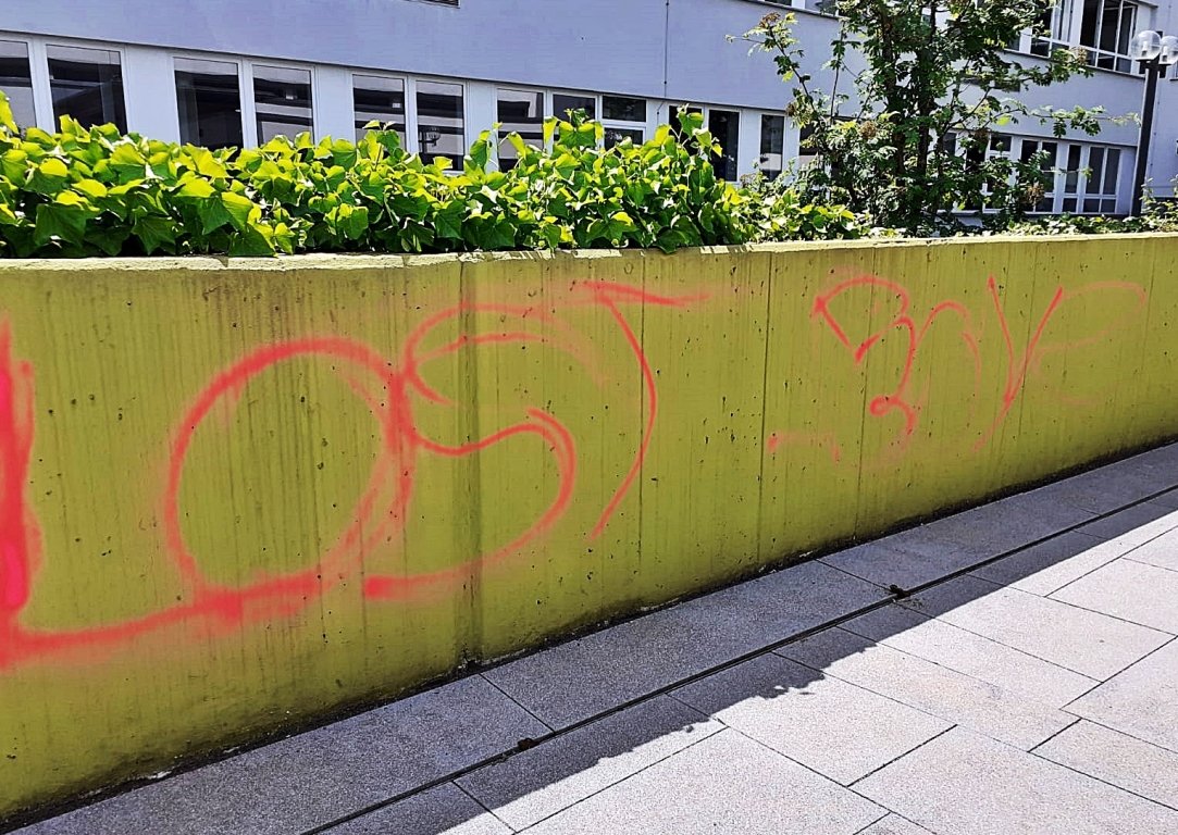 Rosa Hallenbad-Graffiti beschäftigt Polizei