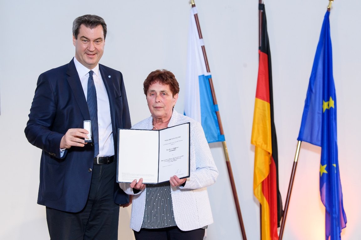 Söder zeichnet Gretl Woppmann aus
