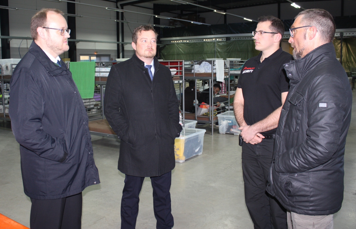 Überraschungsbesuch bei Flüchtlingen in Neuhaus