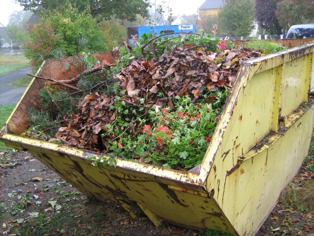 Gartenabfallcontainer aus dem Winterschlaf zurück