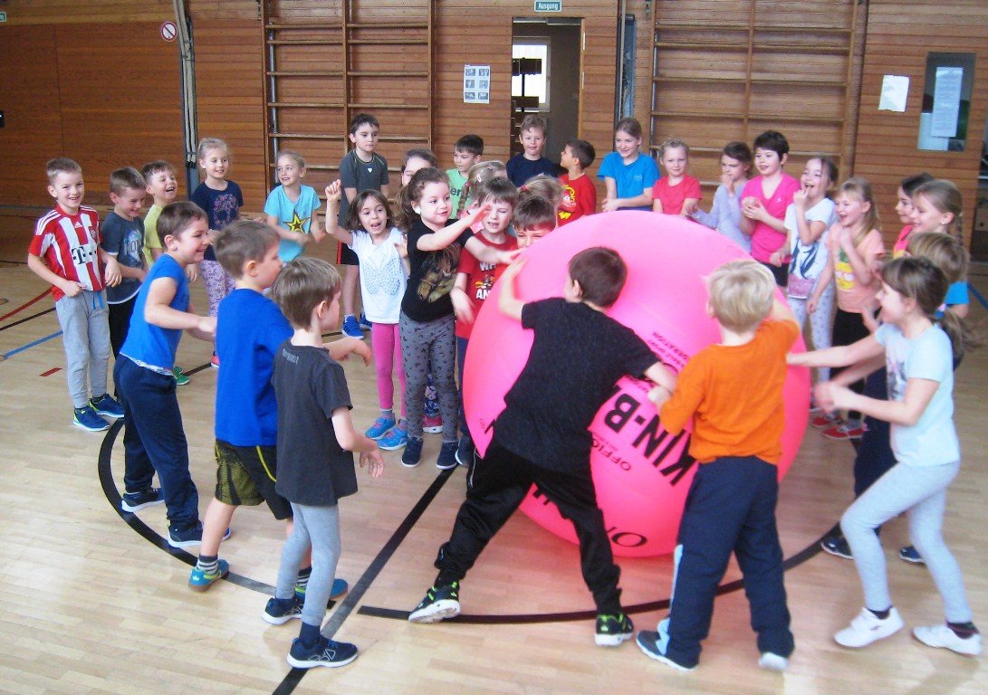 Riesen Ball – riesen Spaß: Grundschüler testen Kin-Ball