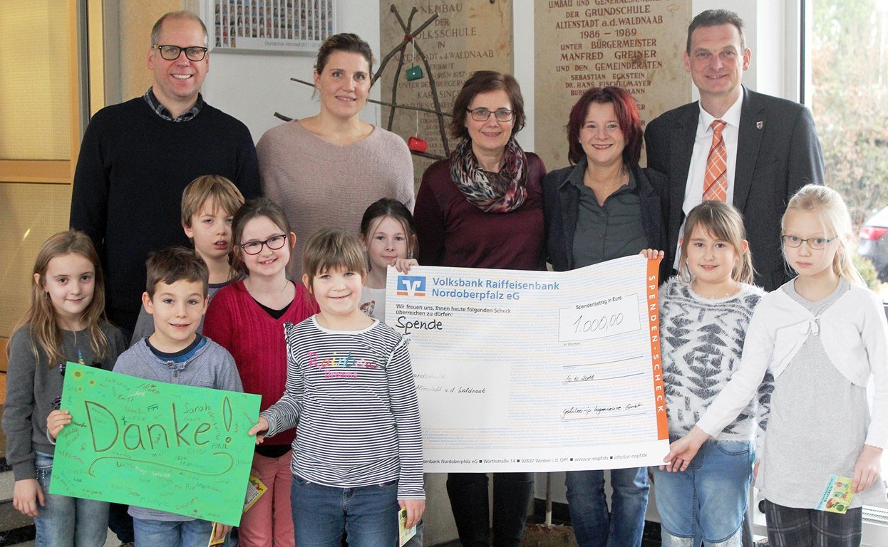 1.000 Euro für Grundschule: „Leuchtende Augen das perfekte Danke“