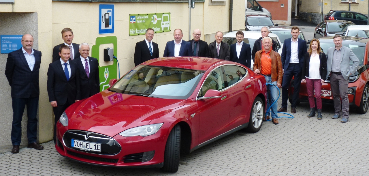 Raiffeisenbank eröffnet E-Tankstelle