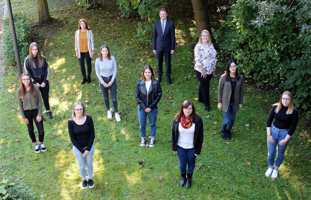 Neue Azubis, Ehrungen und eine Auszeichnung bei CJS