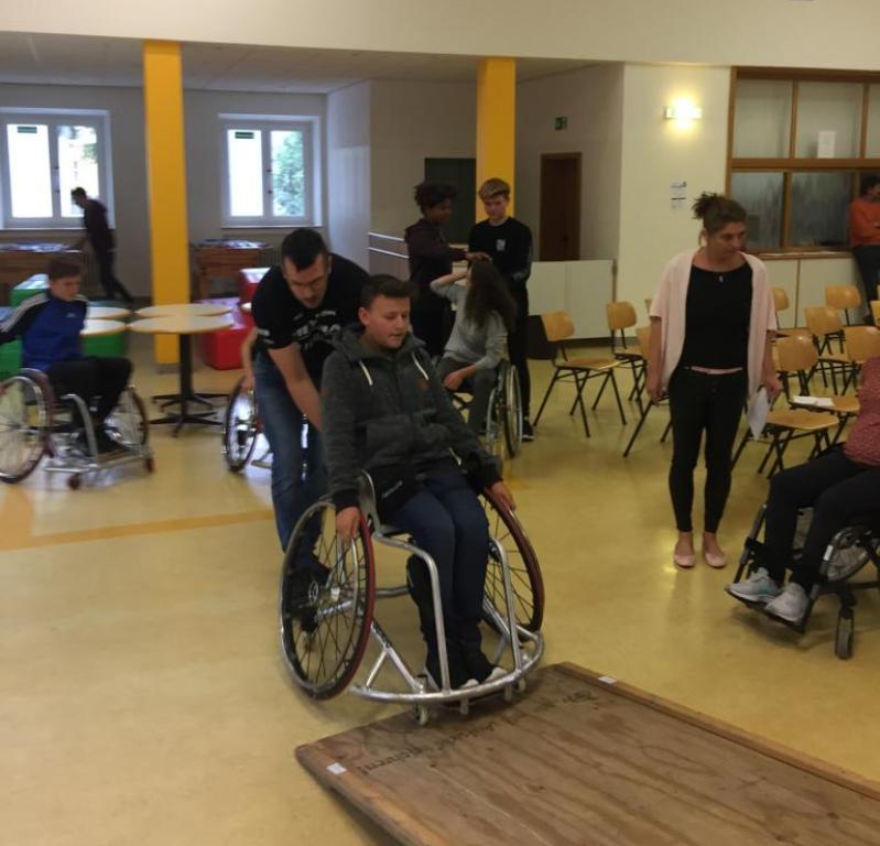 „Barrierefrei mobil“: Gustl-Lang-Schüler im Selbsttest