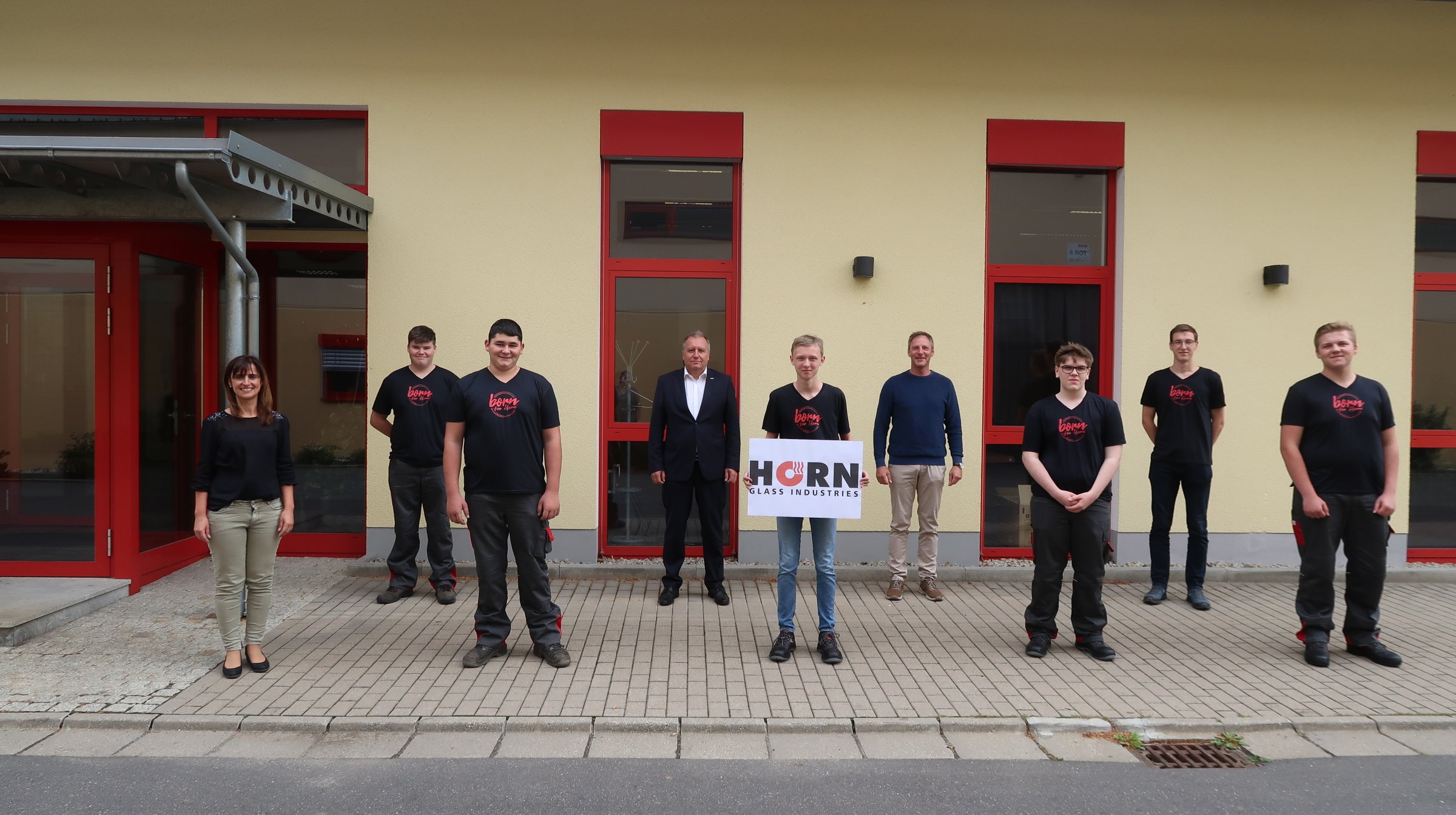 Horn Glass Industries heißt sechs neue Azubis willkommen