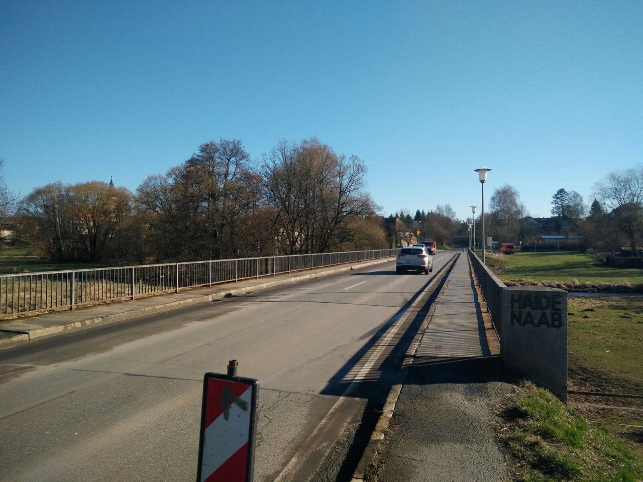 Sicher über die Haidenaabbrücke: Neue Verkehrsregelung bei Mantel
