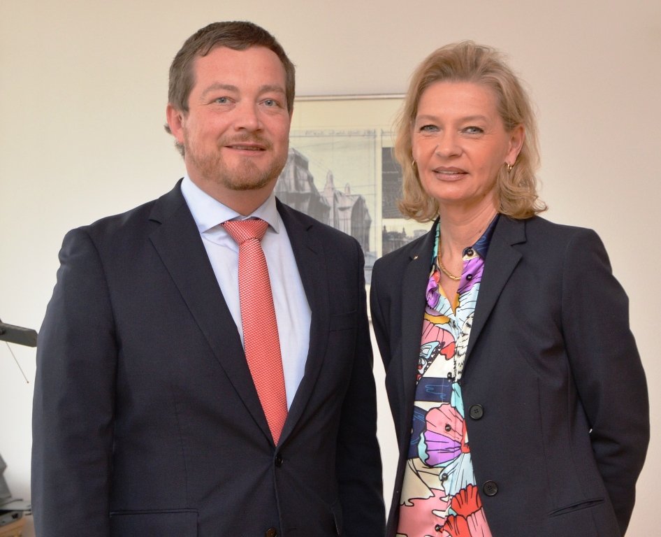 „Aus der Region für die Region“: MdB Uli Grötsch bei Leiterin des Hauptzollamtes Regensburg