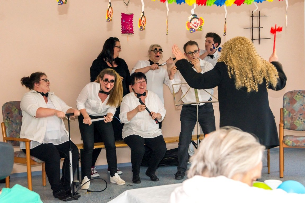 Hausfasching im Seniorenheim: Furioses Luftpumpenkonzert begeistert