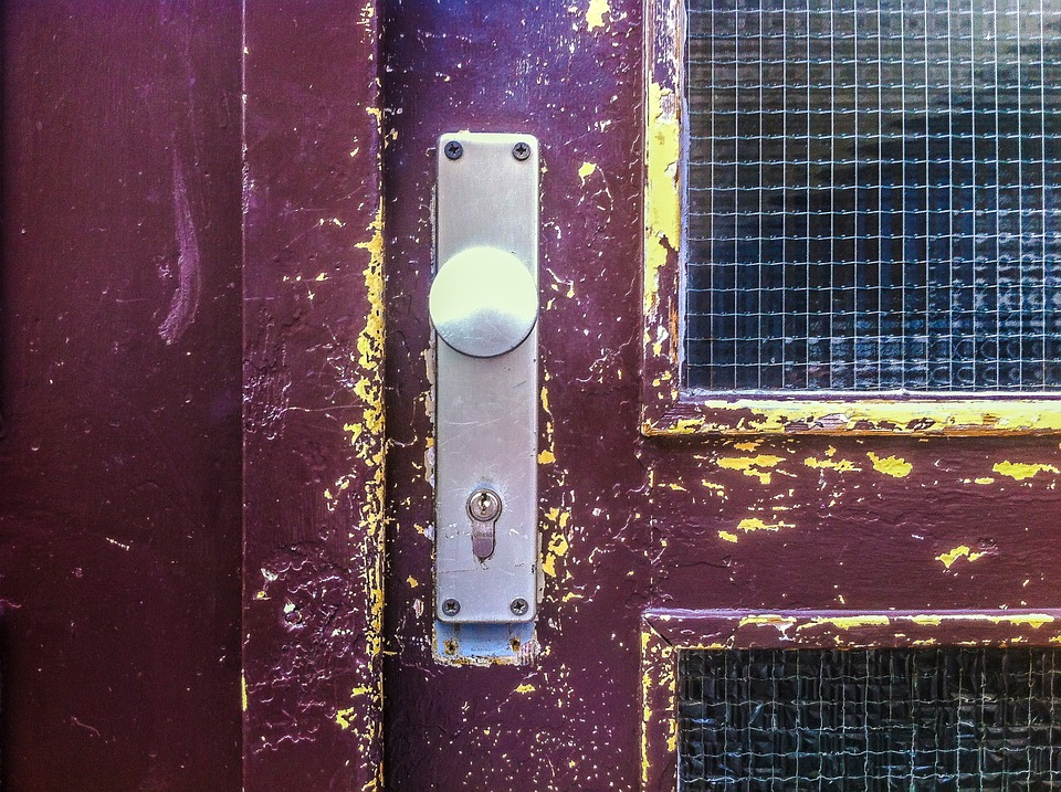 Unbekannter verklebt Türschloss