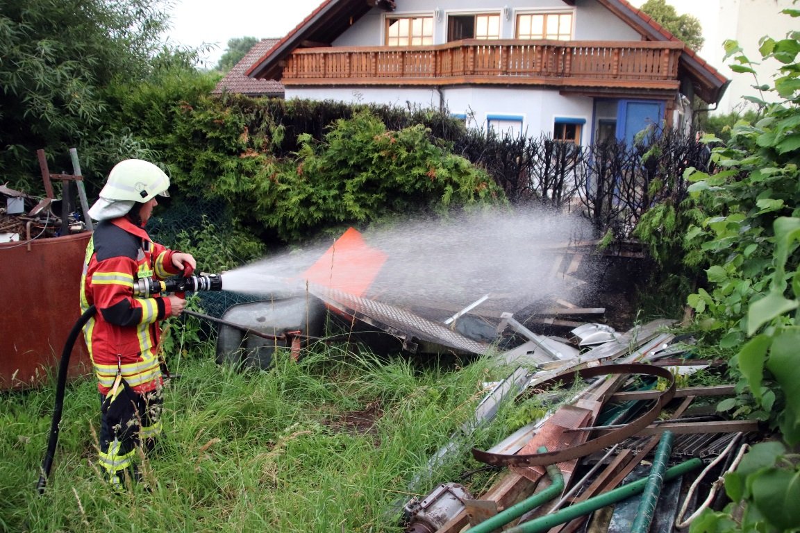 Hecke fängt Feuer
