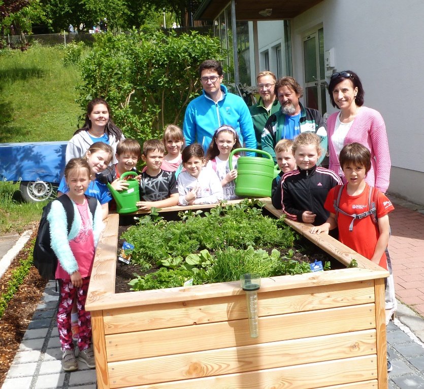Karotte, Radieschen und Co.: Parksteiner Grundschüler bekommen Hochbeet