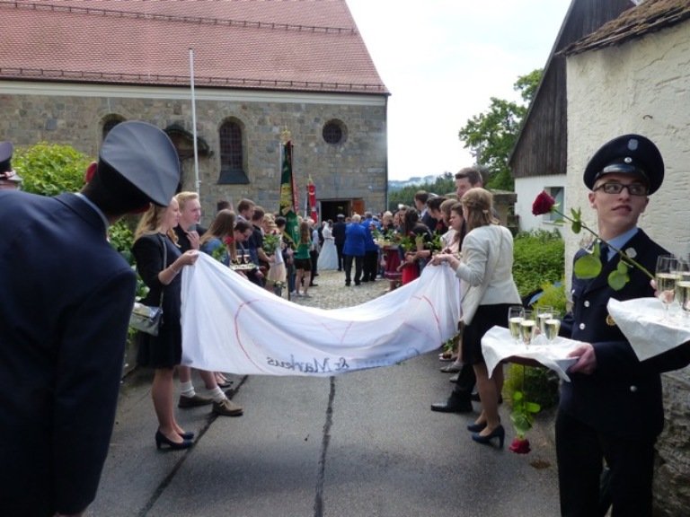 Spalier von der Kirche bis zum Dorfplatz