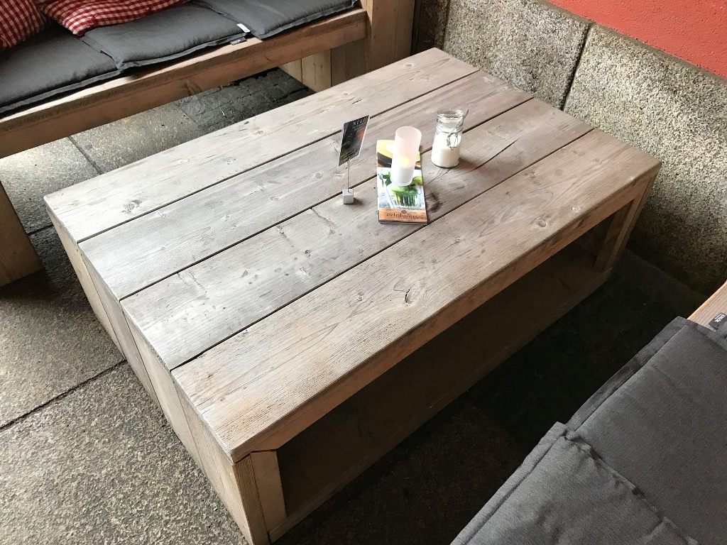 Massiver Holztisch vor Edelweiss gestohlen