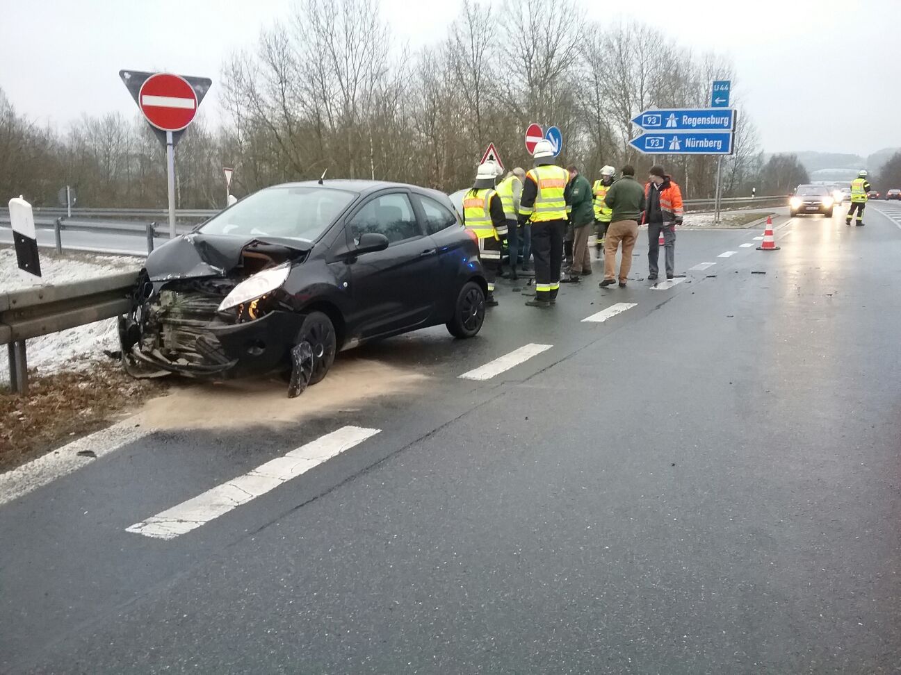 Unfall bei A93: Drei Autos krachen ineinander