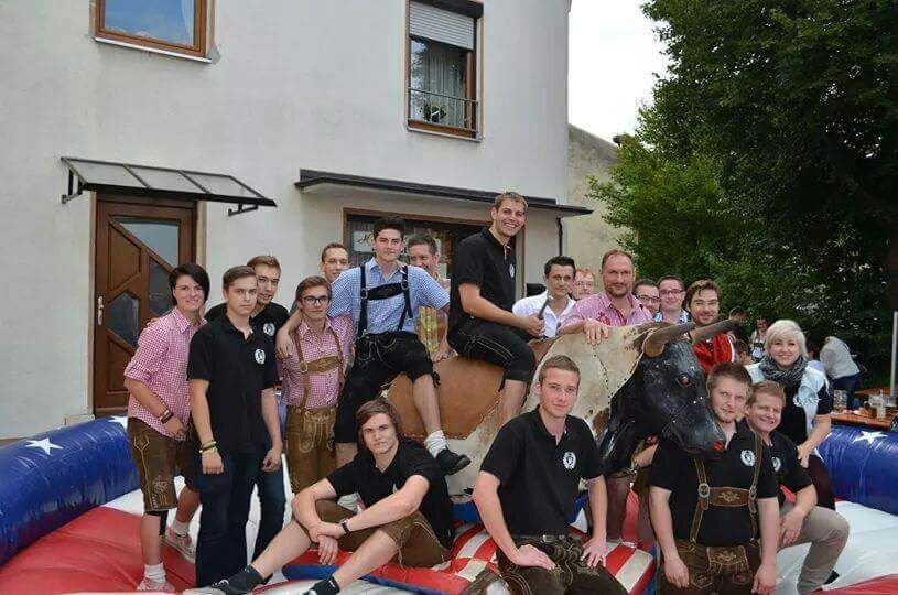 Manteler leiten Sommer ein: Johannisfeuer am „alten Festplatz“