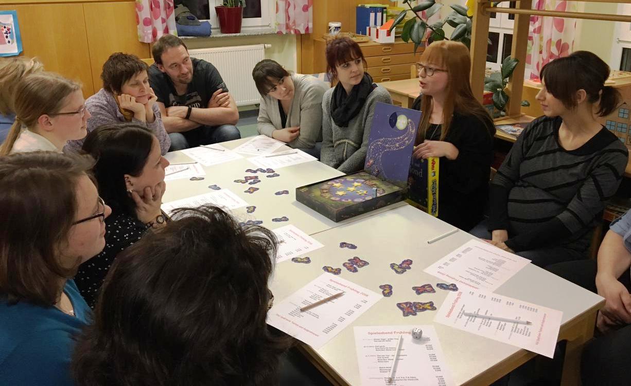 „Große Kinder“ beim Spieleabend im Kindergarten