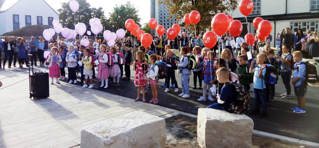 Schulstart gelungen: ABC-Schützen lassen bunte Luftballons steigen