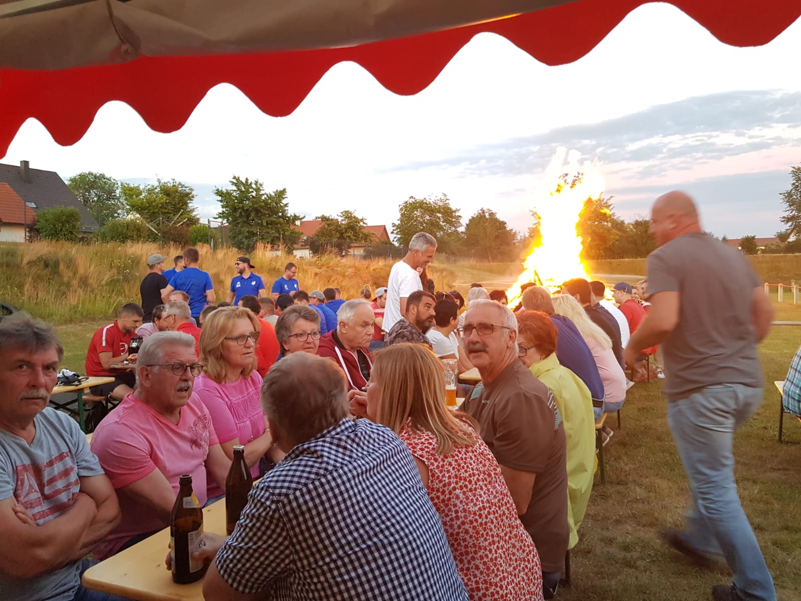 Dießfurt feiert loderndes Fest