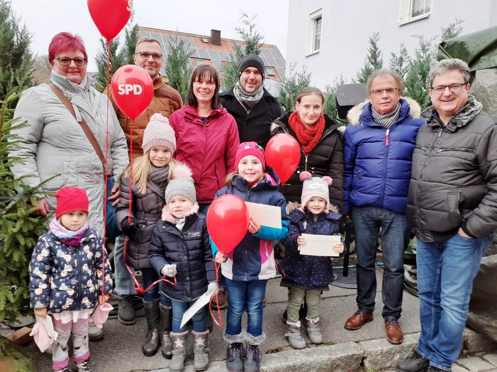 Preisübergabe für den Luftballonwettbewerb der Pressather SPD