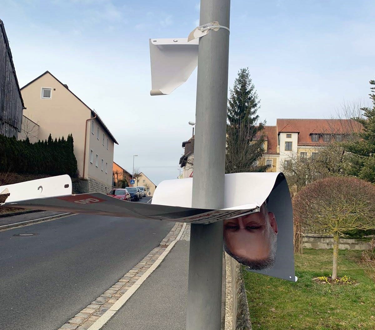 SPD sauer: Unbekannte zerstören Wahlplakate