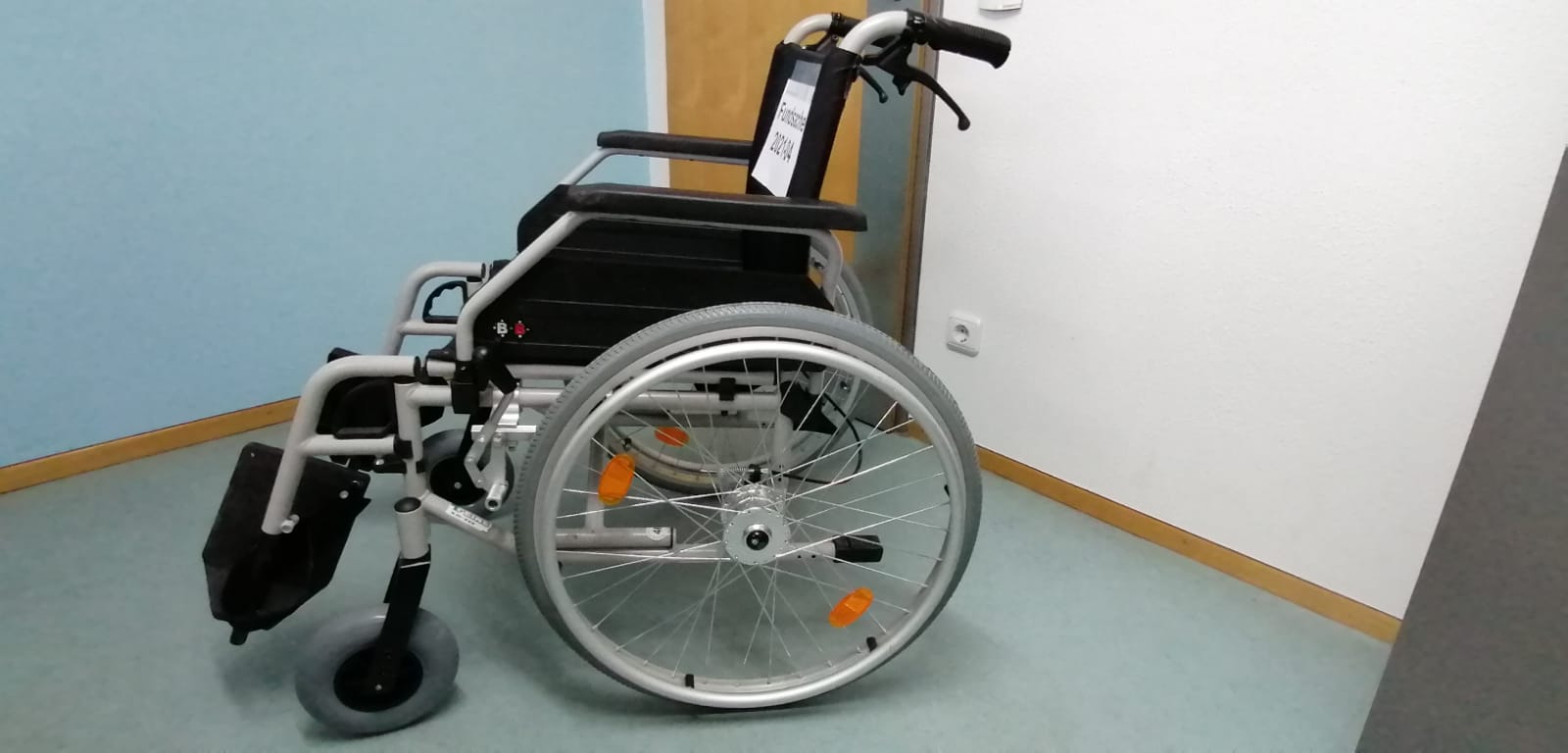 Rollstuhl im Wald gibt Rätsel auf