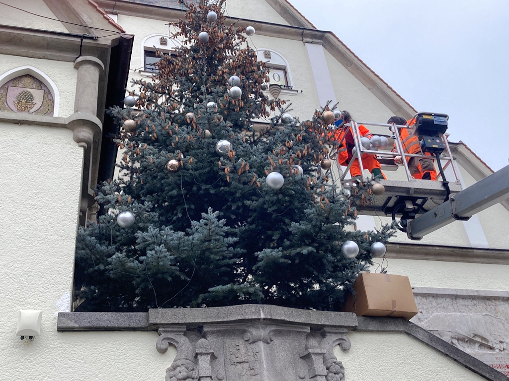 Weihnachtliches Weiden: Christbaum erstrahlt am Alten Rathaus