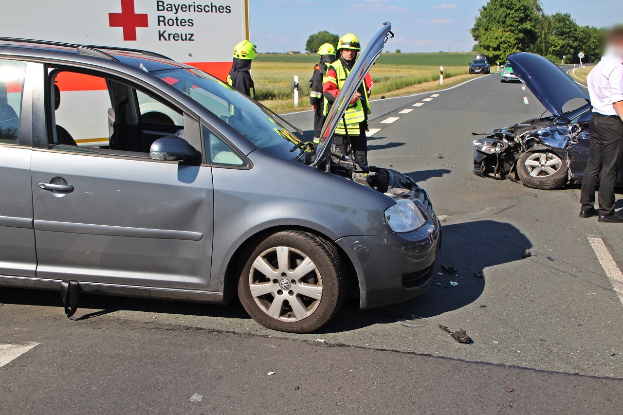 [Update] Autos krachen bei Mantel frontal zusammen: Drei Verletzte