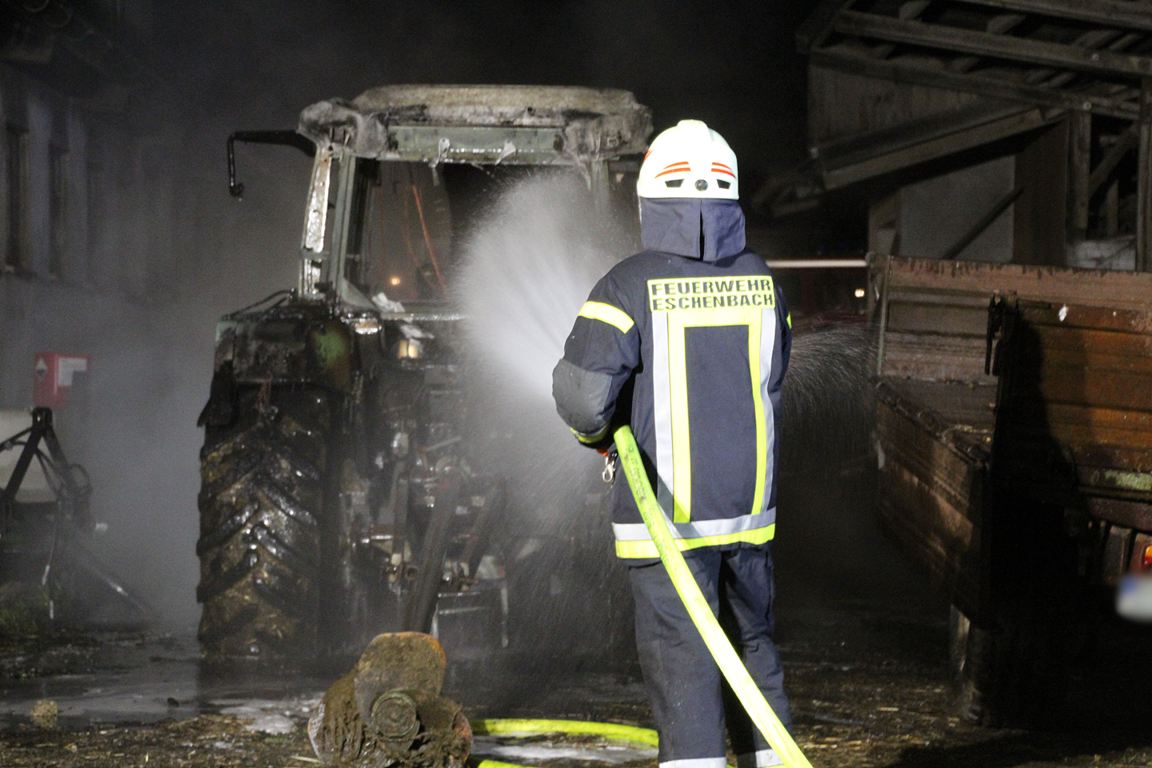 Feuerwehr verhindert Großbrand: Traktor in Flammen