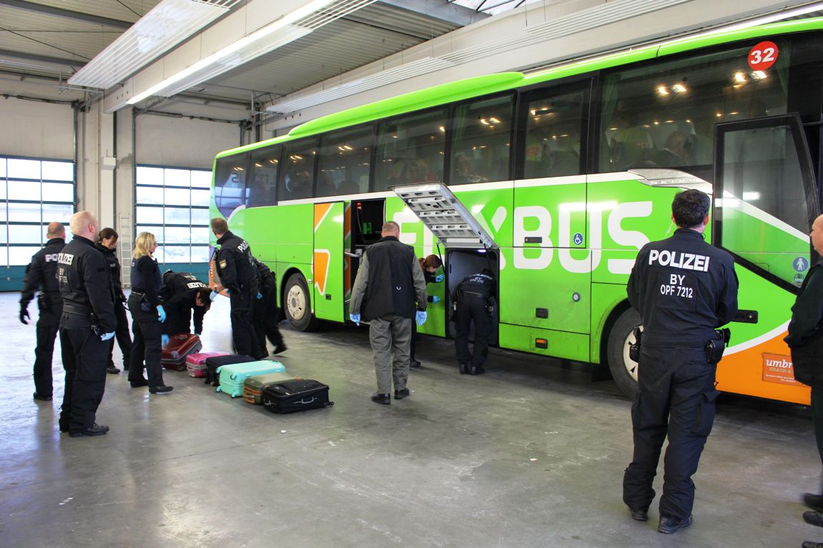 Zehn Fernbusse und 218 Personen kontrolliert